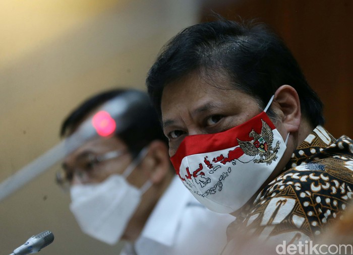 Menko Perekonomian Airlangga Hartarto memberikan keterangan pers skenario pemulihan ekonomi terkait Corona. Skenario pemulihan ekonomi disiapkan hingga tahun depan.