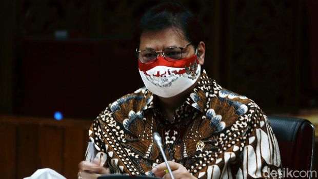 Menko Perekonomian Airlangga Hartarto memberikan keterangan pers skenario pemulihan ekonomi terkait Corona. Skenario pemulihan ekonomi disiapkan hingga tahun depan.