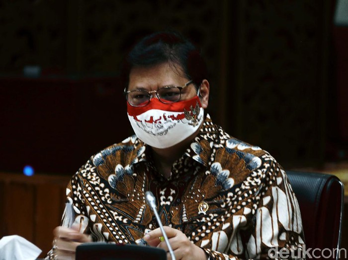 Menko Perekonomian Airlangga Hartarto memberikan keterangan pers skenario pemulihan ekonomi terkait Corona. Skenario pemulihan ekonomi disiapkan hingga tahun depan.
