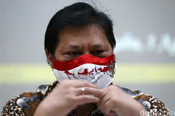 Menko Perekonomian Airlangga Hartarto memberikan keterangan pers skenario pemulihan ekonomi terkait Corona. Skenario pemulihan ekonomi disiapkan hingga tahun depan.