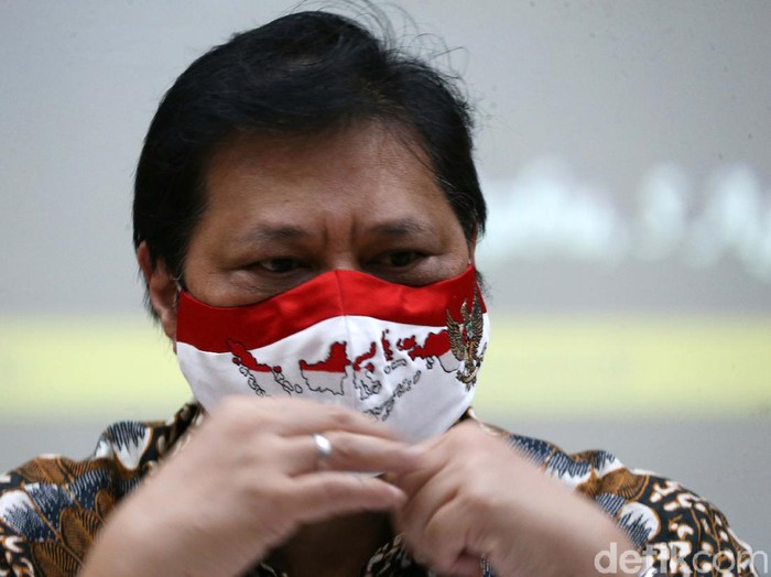 Menko Perekonomian Airlangga Hartarto memberikan keterangan pers skenario pemulihan ekonomi terkait Corona. Skenario pemulihan ekonomi disiapkan hingga tahun depan.