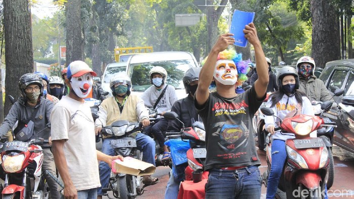Aksi kakak-adik menjadi pesulap di lampu merah Bandung