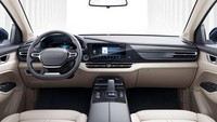 Kabin Wuling Victory menggunakan skema dua warna, krem dan hitam. Area dasbor menawarkan nuansa sporty dengan warna hitam dan model setir flat bottom. Mobil ini juga dilengkapi panel layar digital 12,3 inci dengan model mengambang. Foto: GM Authority