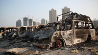 Ledakan itu terjadi di sebuah gudang yang berada di kawasan pelabuhan Tianjin. Gudang itu diketahui menyimpan sejumlah bahan kimia yang mudah terbakar, salah satunya amonium nitrat. Dua ledakan besar yang terjadi di kawasan itu mengakibatkan kerusakan pada sejumlah bangunan. Ratusan orang dilarikan ke rumah sakit karena terluka akibat ledakan tersebut. Diketahui, sedikitnya 173 orang tewas akibat ledakan tersebut. Getty Images.