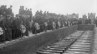 Momen pemakaman massal korban ledakan di kawasan Faversham, Kent. Diketahui, pada tanggal 2 April 1916 sebuah ledakan besar terjadi di kawasan tersebut. Ledakan itu terjadi setelah sebuah toko dengan 25 ton TNT dan 700 ton amonium nitrat, meledak hingga menewaskan 115 orang. Ledakan besar itu diketahui terasa hingga di kawasan Norwich yang berada sekitar 244 kilometer dari Faversham. Topical Press Agency/Getty Images.