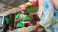 Diketahui, warga yang mengenakan masker di kawasan tersebut bisa mendapatkan makan siang gratis lho.