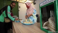Warga pun dapat mengambil sendiri nasi dengan porsi secukupnya.