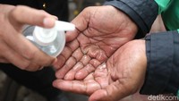 Syaratnya pun tak sulit, warga hanya wajib mengenakan masker, diperiksa suhu tubuh serta diberi hand sanitizer sebelum mengambil makanan.