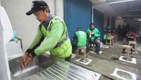 Kegiatan sosial membagikan makanan gratis ini diketahui berawal dari sejumlah donatur  yang berniat membantu warga ketika mencari sesuap nasi dimasa pandemi COVID-19.