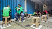 Bangku-bangku pun telah disiapkan dengan menerapkan social distancing. Bagi yang ingin menikmati makan siang gratis di lokasi tersebut harap dicatat ya, makan gratis ini dapat dinikmati mulai dari jam 12.00 pinga 14.00 WIB dan berlangsung sejak hari Senin hingga Jumat. Namun, jangan lupa pakai masker ya bila ingin mendapatkan makan siang gratis di sana.