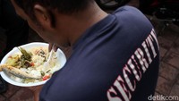 Warga yang hendak makan siang di lokasi yang berada persis dipinggir jalan kawasan Banjir Kanal Timur (BKT) ini menjadi daya tarik tersendiri bagi warga yang melintas.