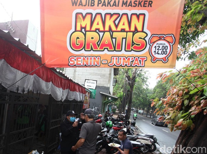 Asyik! Pakai Masker di Kawasan Ini Bisa Dapat Makan Gratis Lho Selain cegah virus Corona, masker juga berikan manfaat lain bagi warga di Jatinegara. Pasalnya bila pakai masker di kawasan itu bisa dapat makan gratis lho.