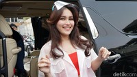 Senyum Ayu saat berpose di depan kamera. Pool/Palevi S/detikFoto.