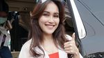 Penampilan Ayu Ting Ting dengan Busana Menerawang