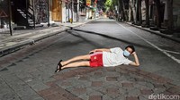 Saking sepinya, bahkan traveler juga bisa berpose santai di tengah jalan. Sesuatu yang tentunya tak bisa dilakukan di saat biasa (Ahmad Masaul/detikcom)
