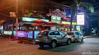 Sore hari, kami sampai di Legian, Badung. Tak ada lagi kemacetan di jantungnya Bali ini. Pertokoan, bar dan deret ruko lainnya mayoritas tutup. Menyentuh pukul 23.45 WITa, biasanya jadi waktu paling ramai di Legian, berubah 180 derajat (Ahmad Masaul/detikcom)