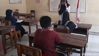 Selain itu, Imam mengungkap, banyak siswanya yang tidak memiliki smartphone atau laptop. Dia memerinci, dari 960 siswa, ada sekitar 10-15 persen yang tidak memiliki smartphone. Mereka berasal dari keluarga tidak mampu atau menengah ke bawah.