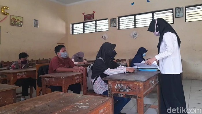 SMP Negeri 2 Jatibarang, Brebes, Jawa Tengah, sudah hampir tiga pekan ini menggelar sekolah tatap muka karena banyak siswa tidak punya smartphone.