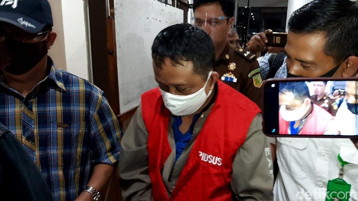 Buron Korupsi Rp 4 M Pertamina Marine Cilacap Ditangkap Buron kasus korupsi Pertamina Marine Region Cilacap senilai Rp 4 miliar berinisial AY ditangkap tim Kejari Cilacap. Ia ditangkap di Yogyakarta semalam.