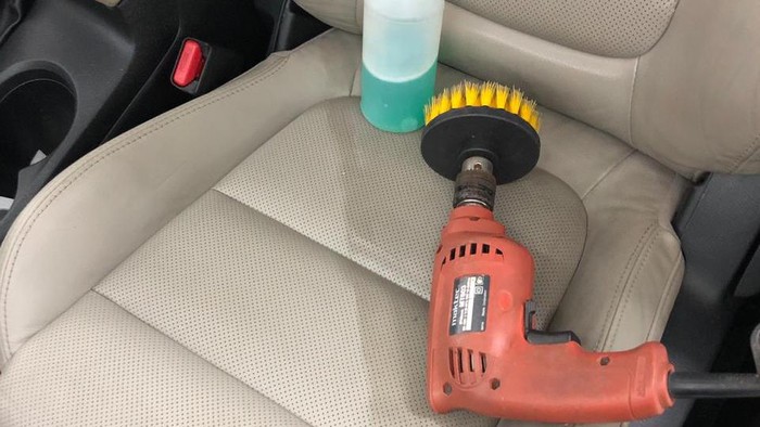 Cara membersihkan jok mobil yang sudah berumur
