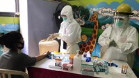 Program yang diikuti oleh ratusan KK ini meliputi pemeriksaan kesehatan umum, pemeriksaan laboratorium TB, Hepatitis, HIV, serta pemeriksaan Rapid Test Covid-19 dan pembagian produk penunjang protocol kesehatan seperti masker, sanitizer, hingga sabun antiseptik.