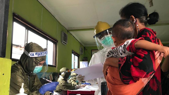 Cegah Penyebaran Virus Corona di Komunitas Pemulung Yayasan Swara Peduli Indonesia gelar Screening Kesehatan Terpadu di komunitas pemulung di Duren Sawit. Kegiatan ini untuk mencegah penyebaran virus Corona.