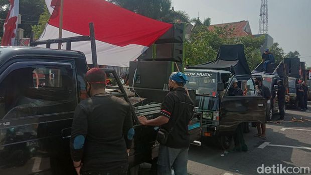 demo pekerja seni
