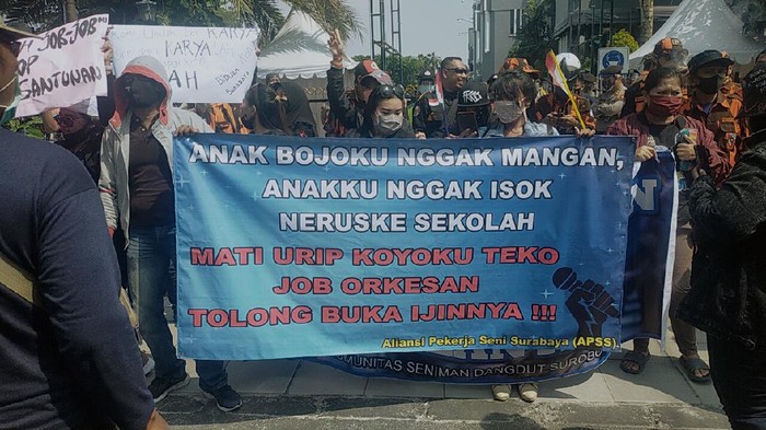 demo pekerja seni di balaikota surabaya tuntut izin dibuka