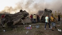 Dua mobil terhempas dan terbalik akibat dahsyatnya ledakan. AP Photo/Hassan Ammar.