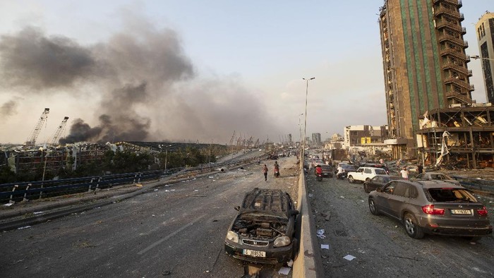 Dua ledakan besar mengguncang area pelabuhan di Beirut, Lebanon, Selasa (4/8) waktu setempat. Selain menghancurkan jendela gedung, ledakan ini juga merusak sejumlah mobil.