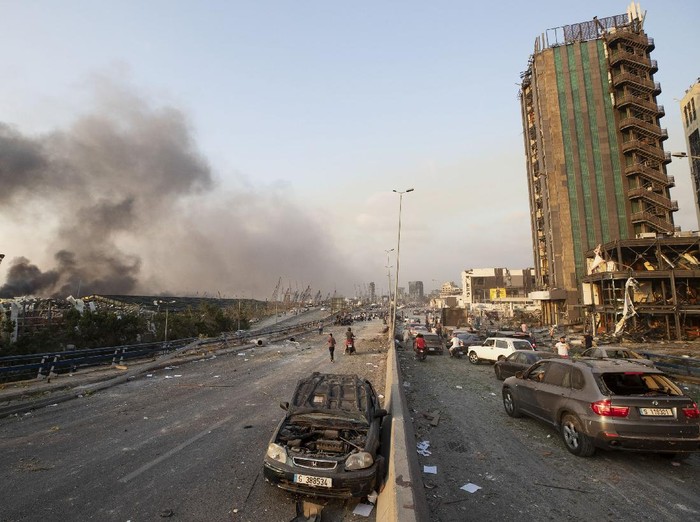 Dua ledakan besar mengguncang area pelabuhan di Beirut, Lebanon, Selasa (4/8) waktu setempat. Selain menghancurkan jendela gedung, ledakan ini juga merusak sejumlah mobil.