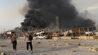 Asap hitam pekat membubung dari lokasi ledakan. AP Photo/Hussein Malla.