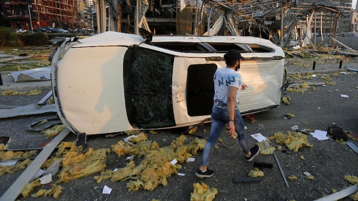 Dua ledakan besar mengguncang area pelabuhan di Beirut, Lebanon, Selasa (4/8) waktu setempat. Selain menghancurkan jendela gedung, ledakan ini juga merusak sejumlah mobil.
