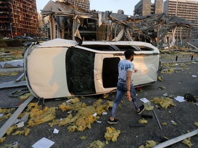 Deretan Mobil yang Rusak Akibat Ledakan di Lebanon