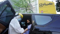 Pelanggan tidak perlu turun dari mobil, petugas akan menghampiri dan melakukan pengambilan sampel dengan tetap menerapkan protokol keamanan dan keselamatan yang berlaku. Foto: dok. Prodia