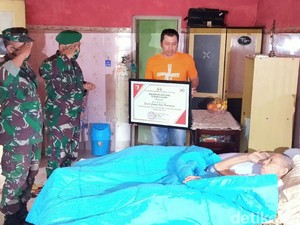 Pengangkat Jenazah Pahlawan Revolusi Terima Penghargaan dari Dandim Banyuwangi