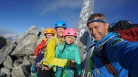 Dalam perjalanan itu, Jackson ditemani kakak perempuannya, Freya yang berusia 7 tahun, ayahnya, Leo dan ibunya, Jess. (Foto: Instagram @leo_houlding)