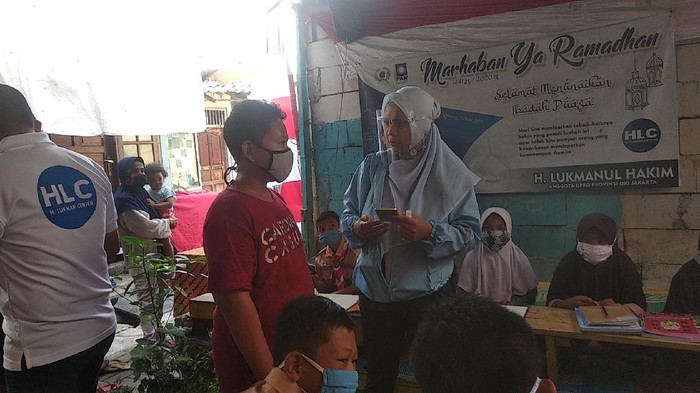 Fraksi PAN DPRD DKI Jakarta memasang WiFi gratis di kawasan Duri Kosambi. (Foto: Jehan/detikcom)