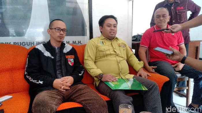 Fungsionaris Partai Golkar Erwin M Thamrin saat memberikan keterangan pers didampingi kuasa hukumnya.