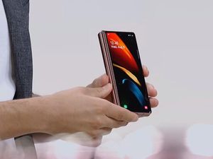Mau Bikin Ponsel Layar Lipat Murah, Samsung?