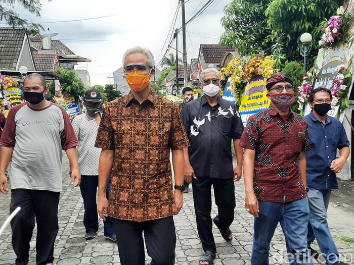 Ganjar Pranowo di rumah duka Cornelis Lay, Sleman, Rabu (5/8/2020).
