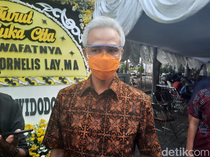 Ganjar Pranowo di rumah duka Cornelis Lay, Sleman, Rabu (5/8/2020).