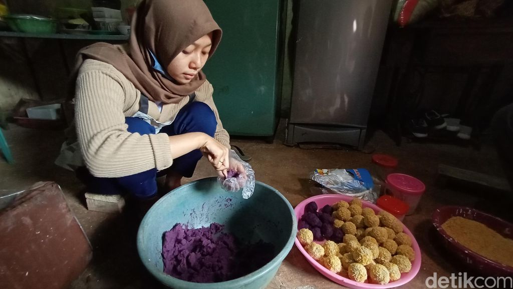 Mau Beli Gadis Manis dari Kudus  Ini Jual Getuk Tengu yang 