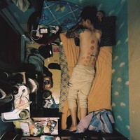 Ruangan di Goshiwon sangatlah sempit. Bahkan ranjangnya sangat kecil sehingga penghuni harus meringkuk untuk bisa tidur. Belum lagi suara berisik yang terdengar dari tetangga sebelah dan koridor. Foto: dok. Brightside, Instagram/@simkyudong