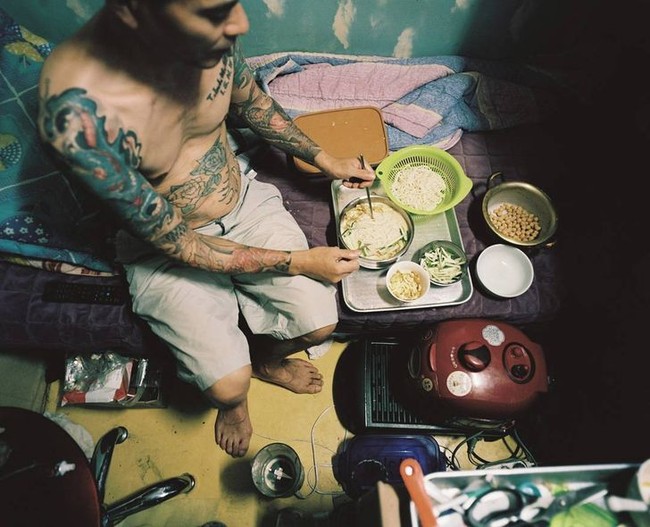 Untuk alasan inilah, beberapa anak muda, yang baru melangkahkan kaki ke realita, tinggal di Goshiwon sampai mereka punya tabungan yang cukup untuk sewa rumah, jelasnya. Foto: dok. Brightside, Instagram/@simkyudong