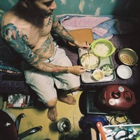 Untuk alasan inilah, beberapa anak muda, yang baru melangkahkan kaki ke realita, tinggal di Goshiwon sampai mereka punya tabungan yang cukup untuk sewa rumah, jelasnya. Foto: dok. Brightside, Instagram/@simkyudong