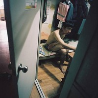 Dalam karya fotografinya Sim Kyu Dong mengangkat tentang Goshiwon, sebutan untuk unit tempat tinggal kecil, sempit dan murah di mana masyarakat miskin tinggal. Ini potret Goshiwon yang ada di Seoul. Foto: dok. Brightside, Instagram/@simkyudong