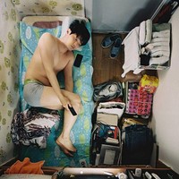 Fotografer Sim Kyu Dong menampilkan sisi lain kehidupan orang-orang Korea Selatan yang tak seindah seperti di drama. Jadi kaum marjinal, mereka harus tinggal di kamar sempit yang bahkan tak lebih besar dari tinggi badan penghuninya. Foto: dok. Brightside, Instagram/@simkyudong