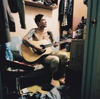 Sim Kyu Dong juga menjelaskan bahwa Goshiwon tidak selalu jadi tempat pelarian mereka yang kekurangan uang. Anak muda yang baru memulai hidup barunya jauh dari keluarga juga lebih memilih tinggal di hunian ini. Sebab harga sewanya sangat murah dibandingkan studio atau apartemen di Korea Selatan. Mulai dari Rp 2,9 juta - Rp 7,2 juta tergantung luas kamar dan fasilitas yang didapatkan. Foto: dok. Brightside, Instagram/@simkyudong