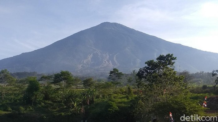 Gunung Ciremai di Kabupaten Kuningan.